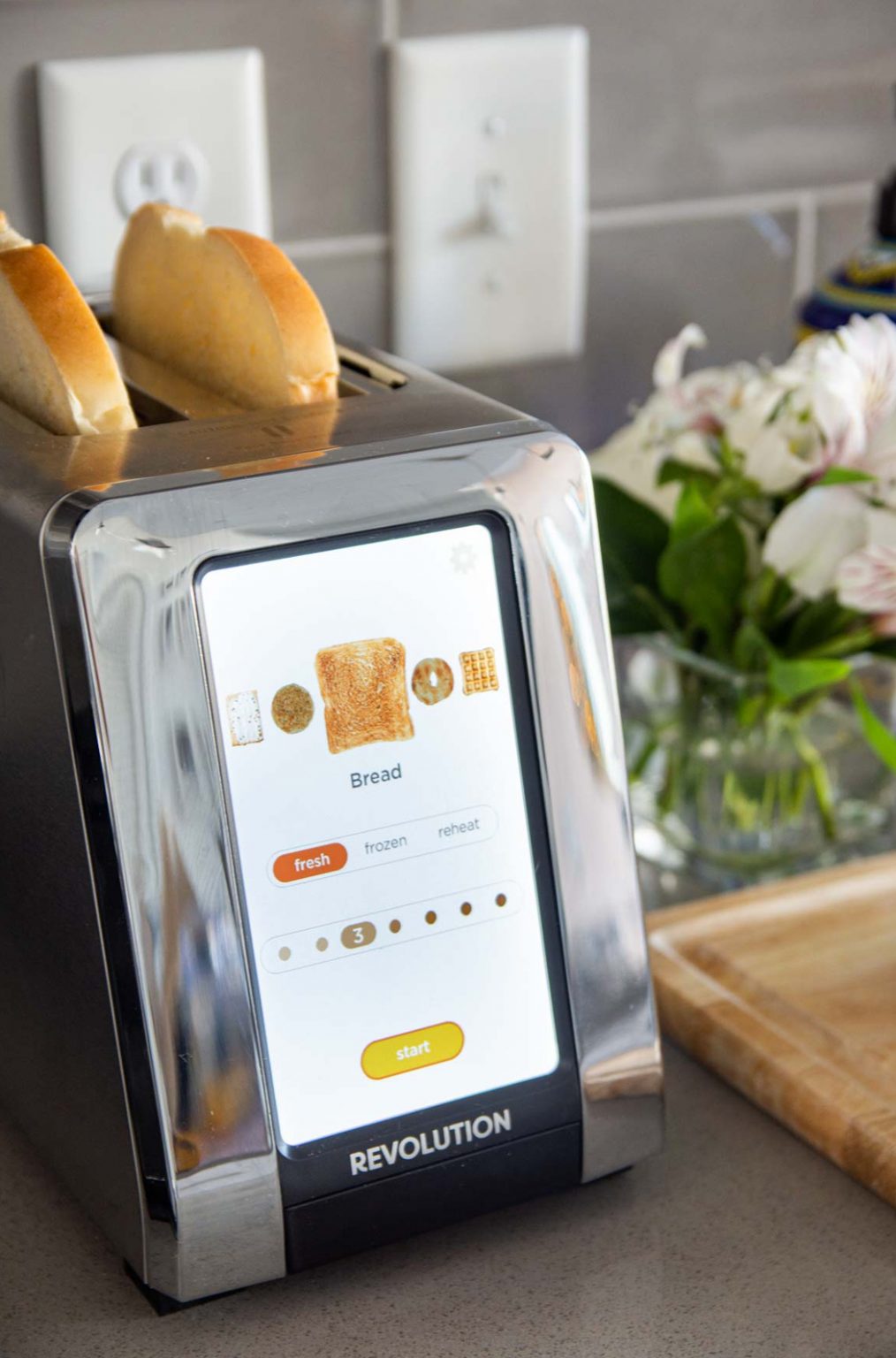 SMART TOASTER THAT IS THE WORLDS FASTEST TOUCHSCREEN TOASTER 123