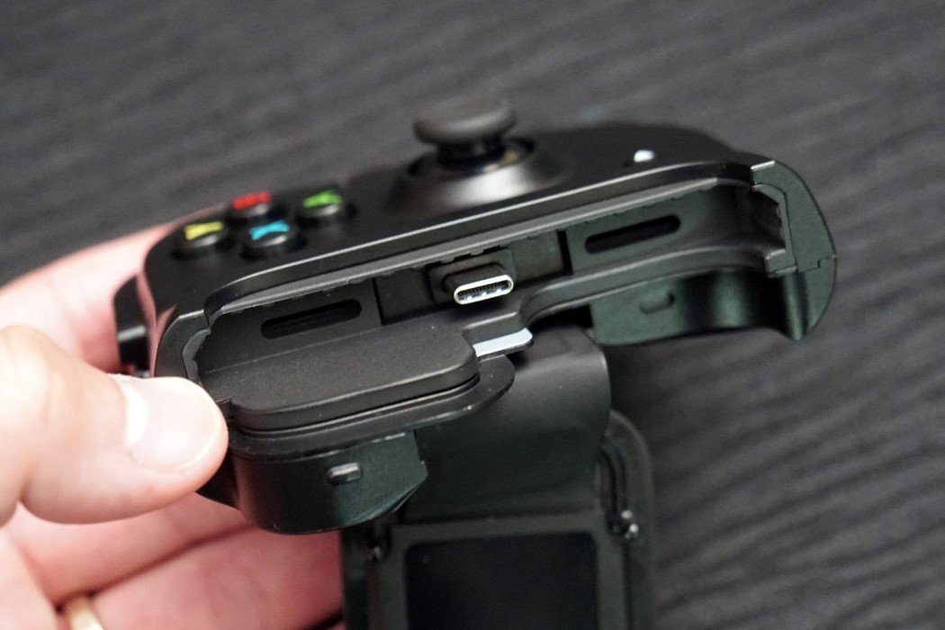 RAZER MOBILE CONTROLLER KISHI HAS YOUR SMARTPHONE SNAP INTO PLACE 123