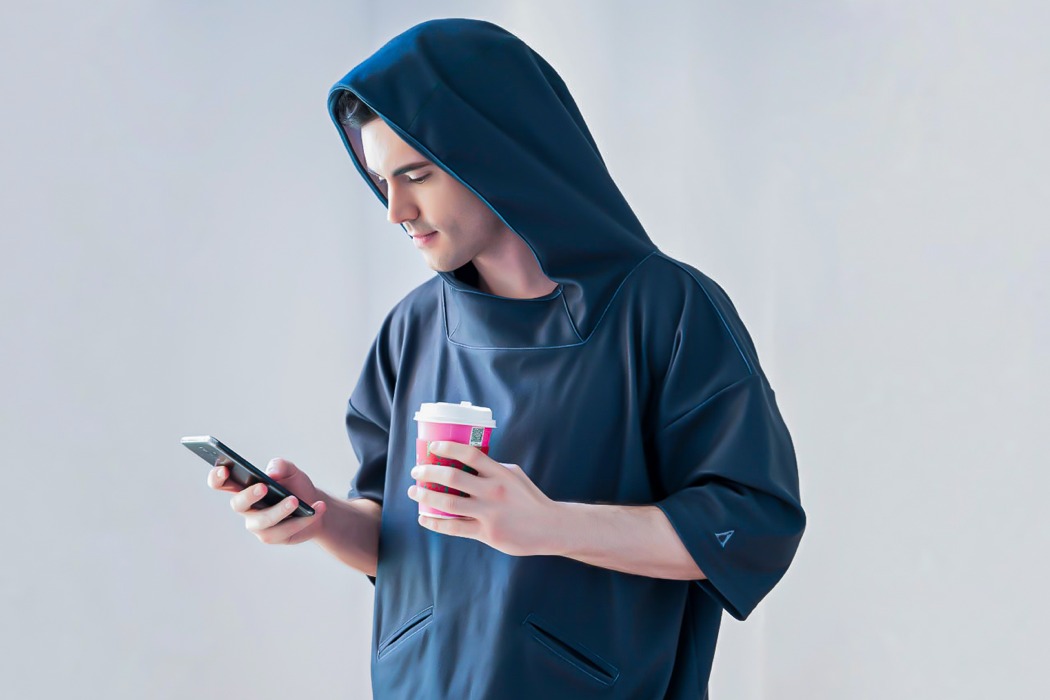 GRAPHENE HOODIE AMPLIFIES YOUR BODY'S HEAT, MAKING YOU FEEL WARMER